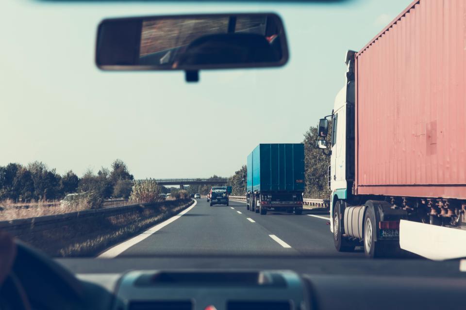 Rodovia vazia em linha reta